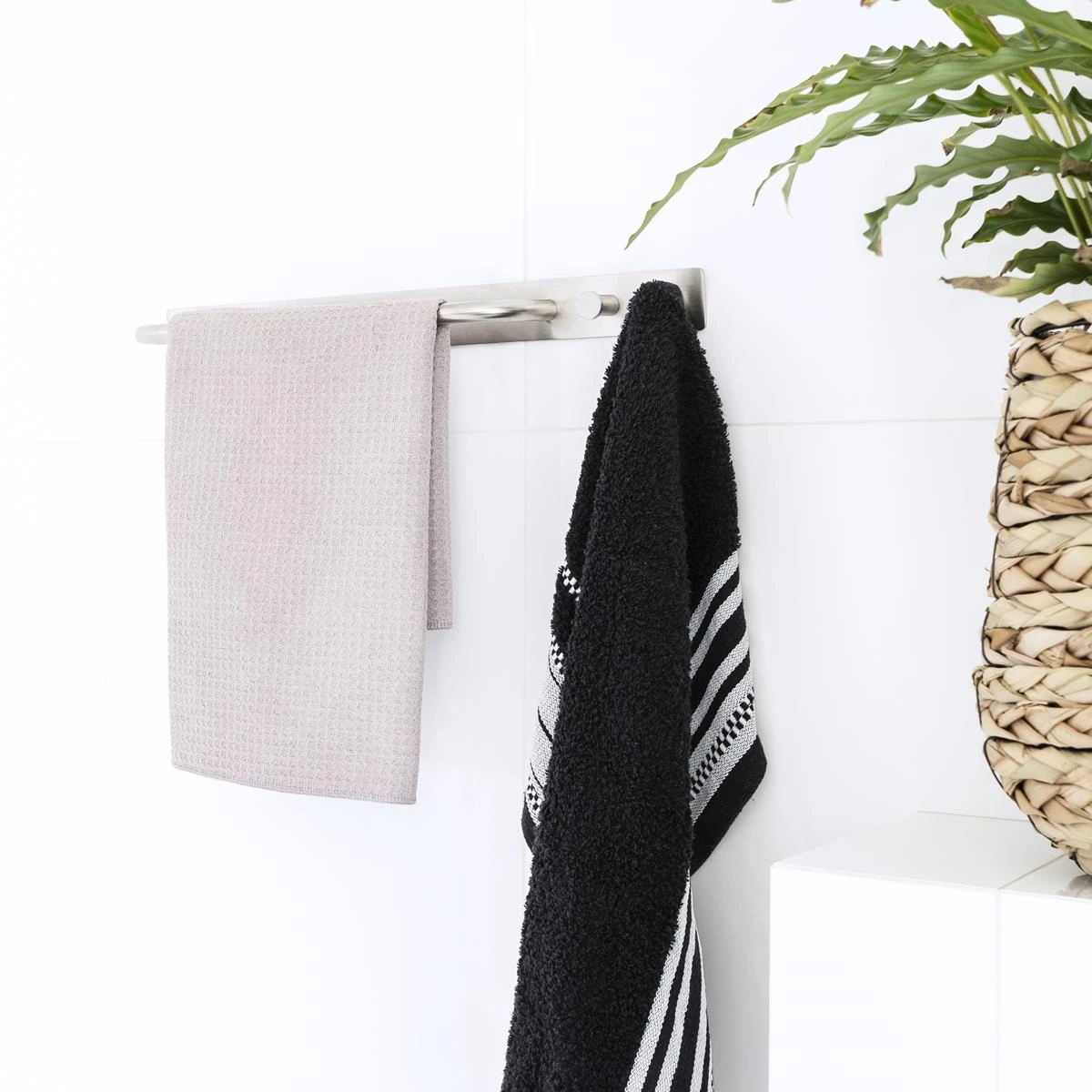 QUVIO Handdoekhouder RVS Met 2 Haakjes 7 QUVIO Handdoekhouder RVS Met 2 Haakjes - Afbeelding 5