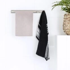 QUVIO Handdoekhouder RVS Met 2 Haakjes 13 QUVIO Handdoekhouder RVS Met 2 Haakjes -Meubels Voor Thuis 10022951