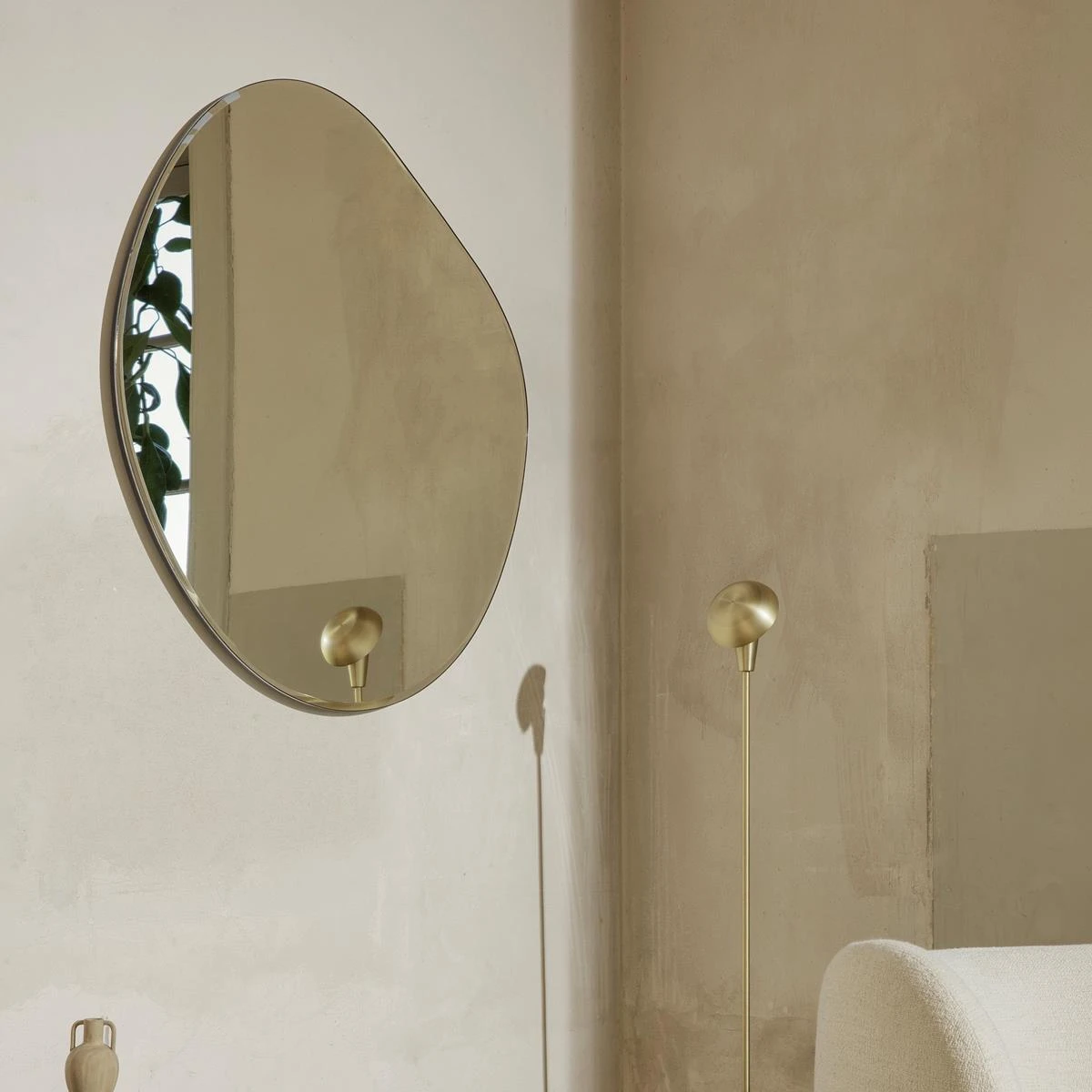 Ferm LIVING Pond Spiegel XL - Dark Chrome Frame 4 Ferm LIVING Pond Spiegel XL - Dark Chrome Frame - Afbeelding 2