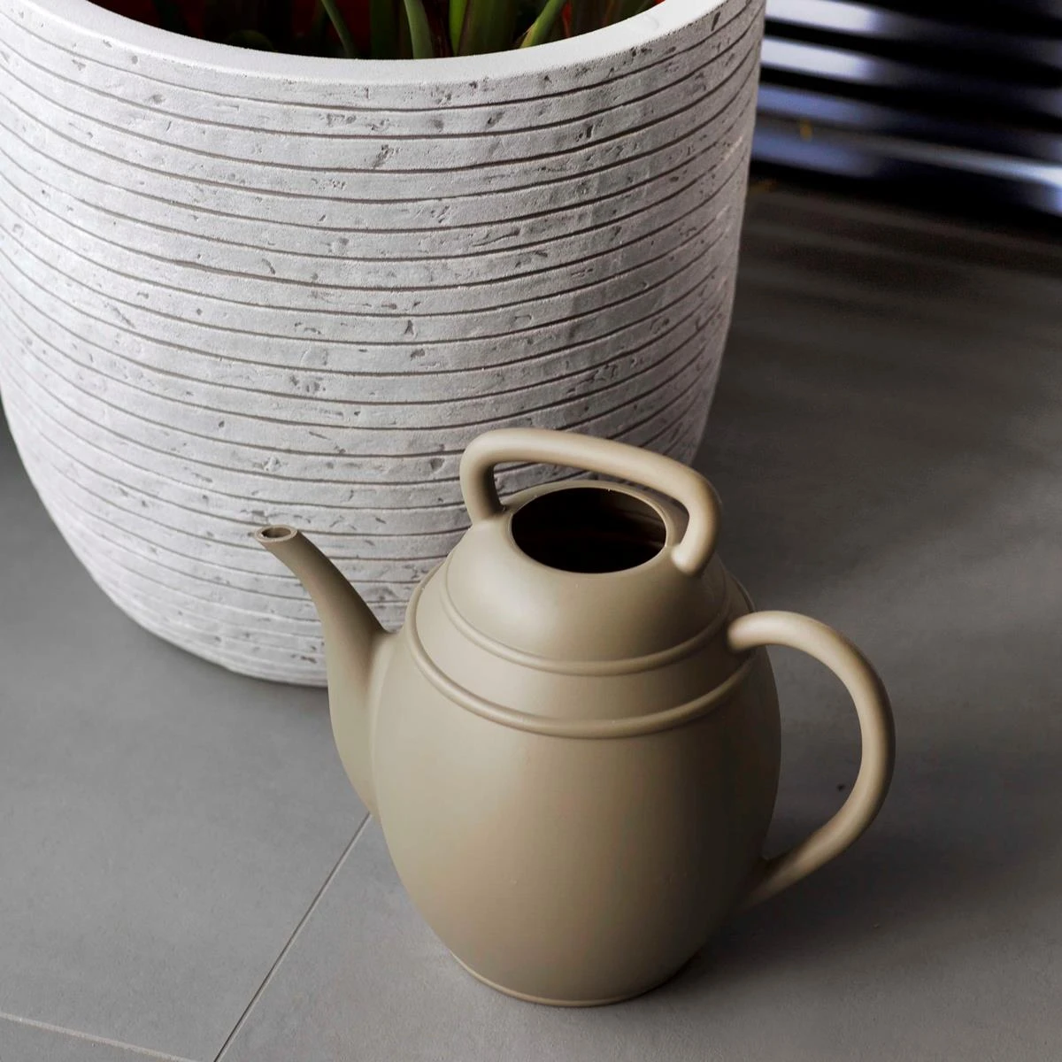 Xala Watering Chai Gieter 10 L - Olijfgrijs 5 Xala Watering Chai Gieter 10 L - Olijfgrijs - Afbeelding 3