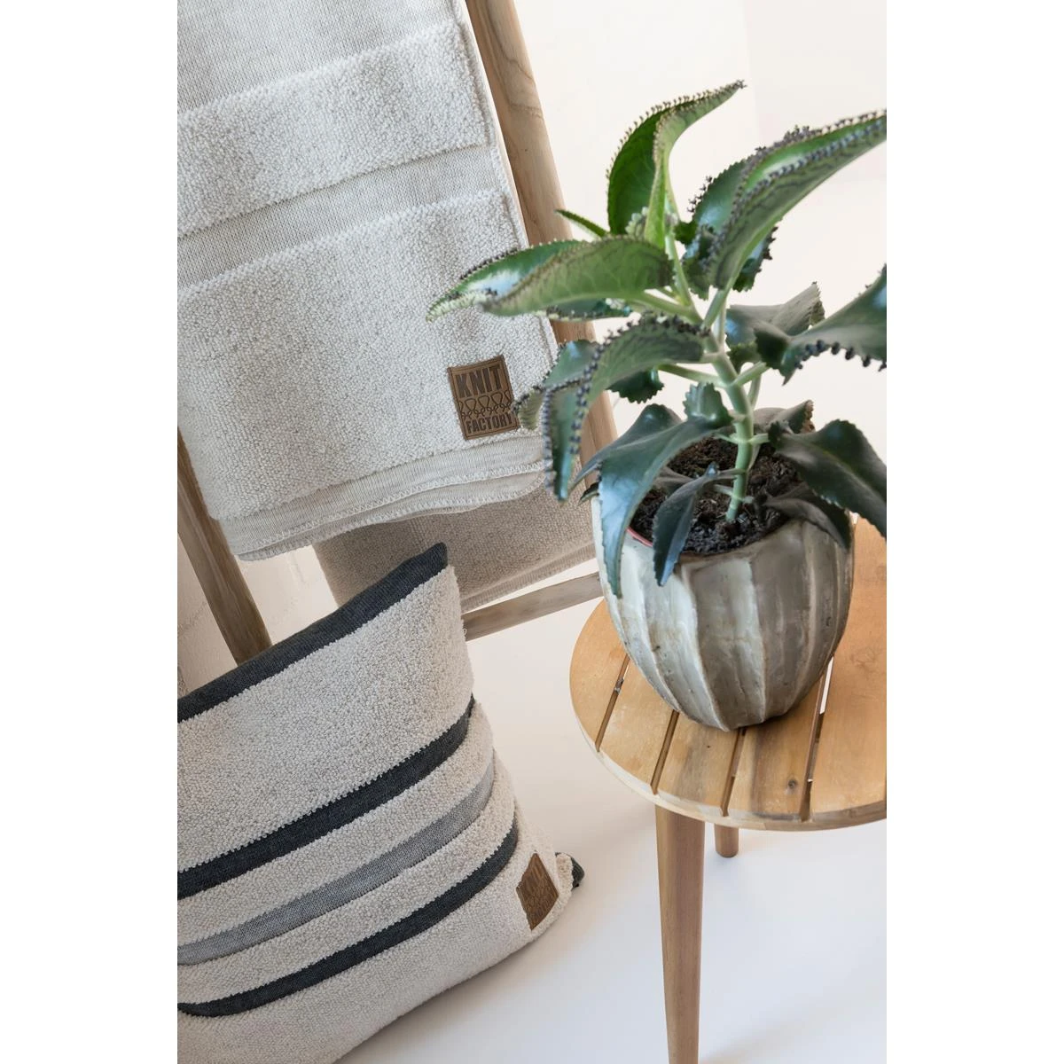 Knit Factory Yara Gebreid Plaid - Woondeken - Beige - 160x130 Cm 7 Knit Factory Yara Gebreid Plaid - Woondeken - Beige - 160x130 Cm - Afbeelding 5