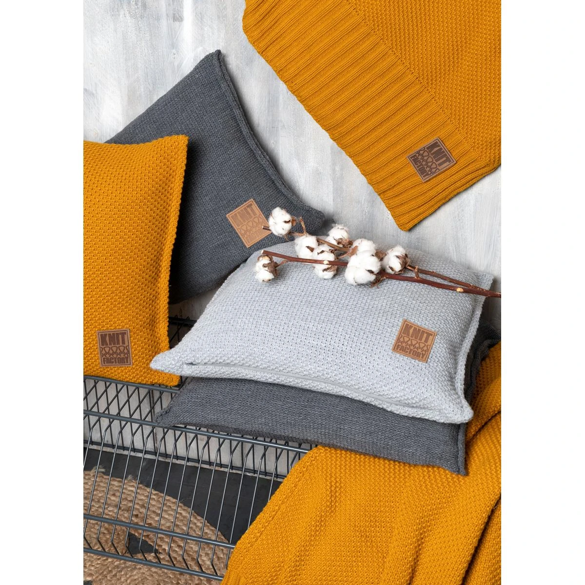 Knit Factory Lynn Gebreid Plaid - Woondeken - Zwart - 160x130 Cm 8 Knit Factory Lynn Gebreid Plaid - Woondeken - Zwart - 160x130 Cm - Afbeelding 6