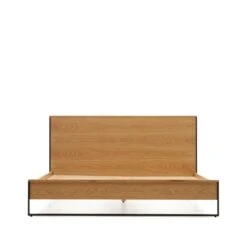 Kave Home - Bed Taiana Van Eikenfineer En Stalen Poten Met Zwart