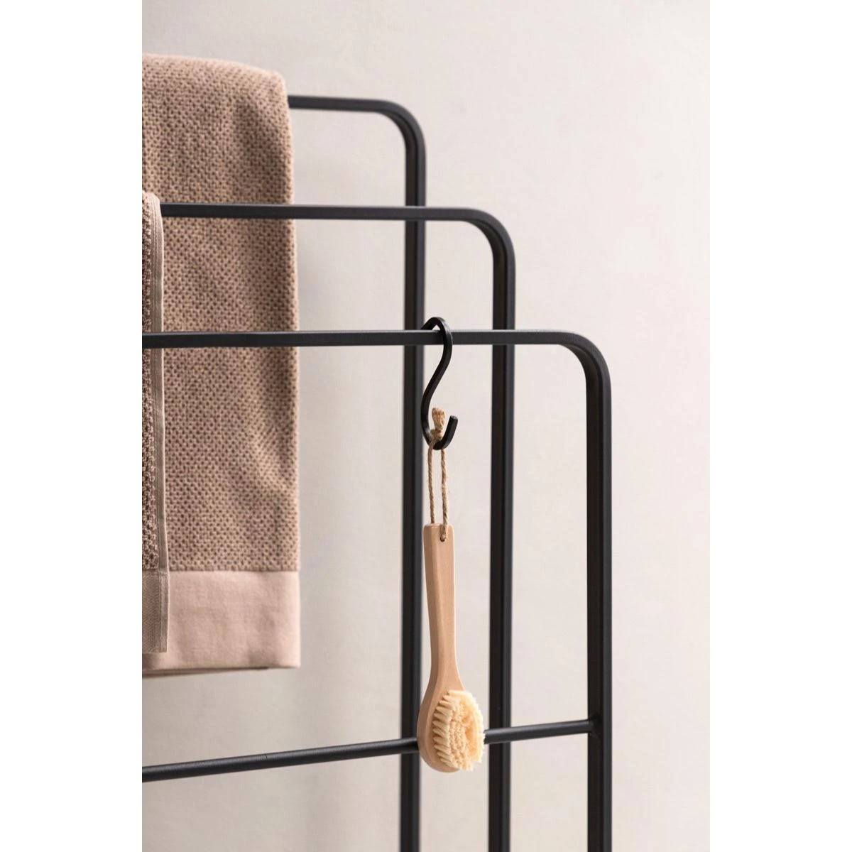 Nest Living Foss Metalen Handdoekrek Zwart - 54 X 84 Cm 5 Nest Living Foss Metalen Handdoekrek Zwart - 54 X 84 Cm - Afbeelding 3