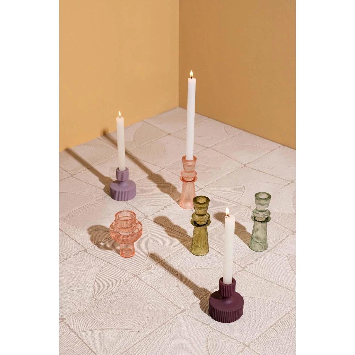 PTMD Linty Ronde Kandelaar - H15,5 X Ø5 Cm - Glas - Roze 4 PTMD Linty Ronde Kandelaar - H15,5 X Ø5 Cm - Glas - Roze - Afbeelding 2