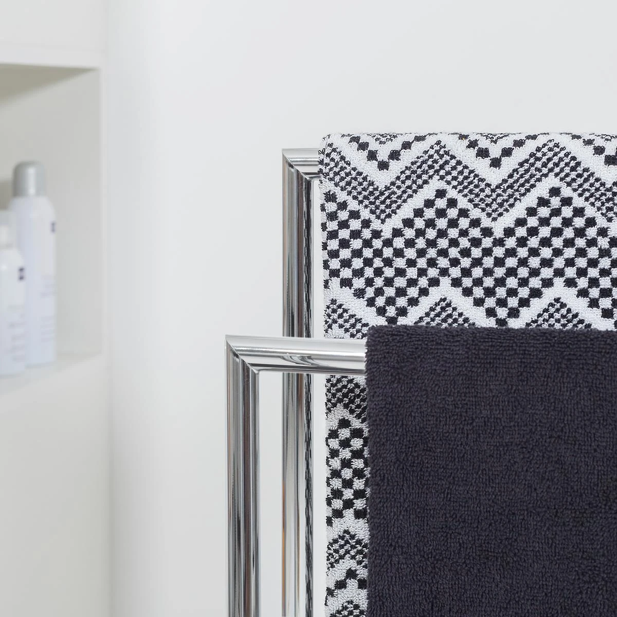 Sealskin Tube Vrijstaand 2-armig Handdoekrek - Chroom 8 Sealskin Tube Vrijstaand 2-armig Handdoekrek - Chroom - Afbeelding 6